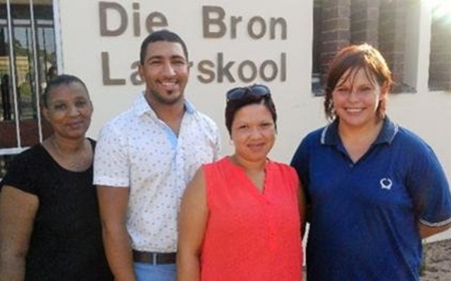 Me N Apleni, mnr D Sauls, me M April, me N Williams, Die Bron Laerskool